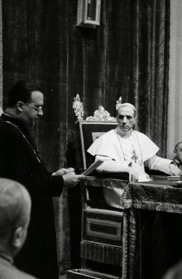 Pius XII met Georges Lemaître 