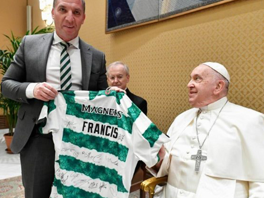 Paus Franciscus krijgt een truitje cadeau van de Schotse voetbalclub Celtic getekend door alle spelers