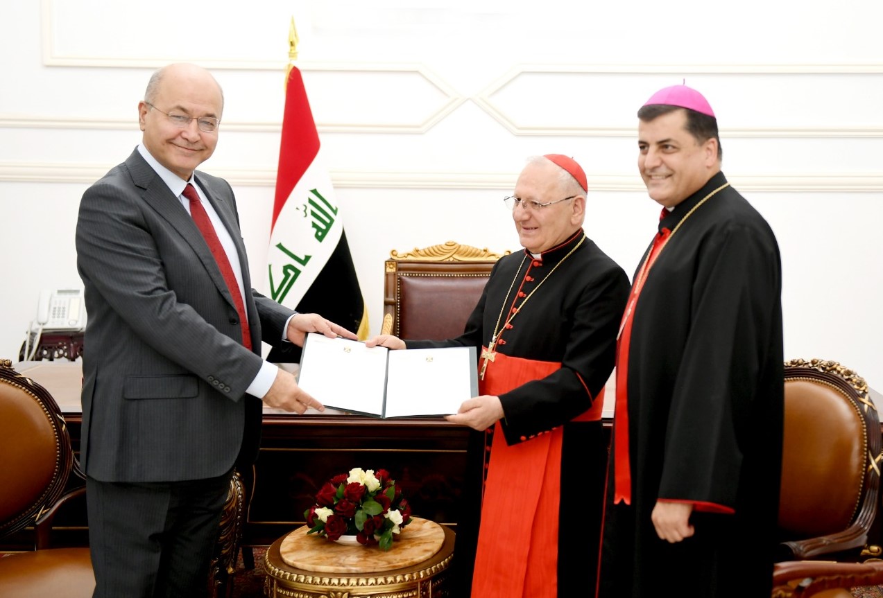 President Barham Salih van Irak overhandigt aan patriarch Louis Raphael Sako van de Chaldeeuwse kerk de officiële uitnodiging voor paus Franciscus