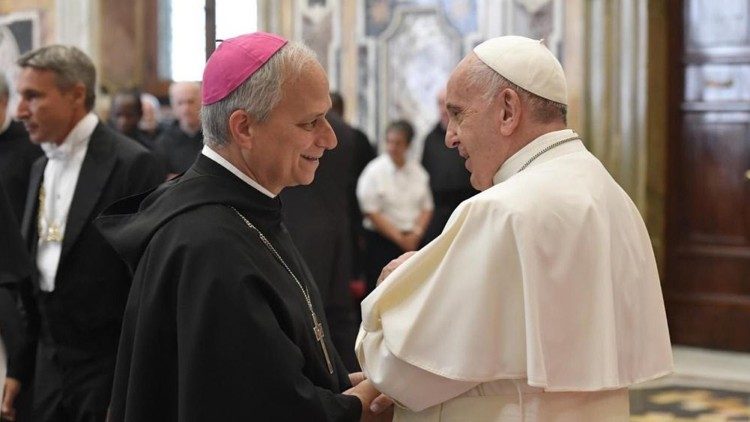 Bisschop Robert Francis Prevost met paus Franciscus