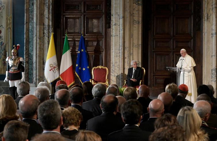 De Italiaanse president Sergio Mattarella tijdens een ontmoeting met de paus in het Quirinaal