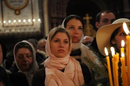 Russisch-orthodoxe gelovigen in de kathedraal van Moskou