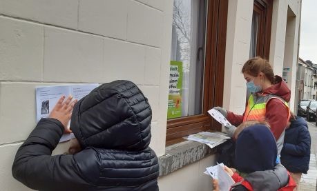 Kinderen nemen deel aan een ramenzoektocht in Oudergem