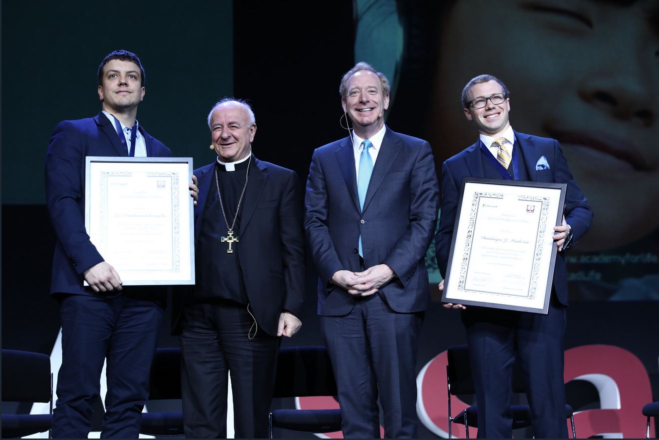 Van links naar rechts: Tijs Vandemeulebroucke, Bisschop Vincenzo Paglia (Voorzitter Pauselijke Academie voor het Leven), Dhr. Brad Smith (Hoofd van de Microsoft Corporation) en dr. Dominique Monlezun.