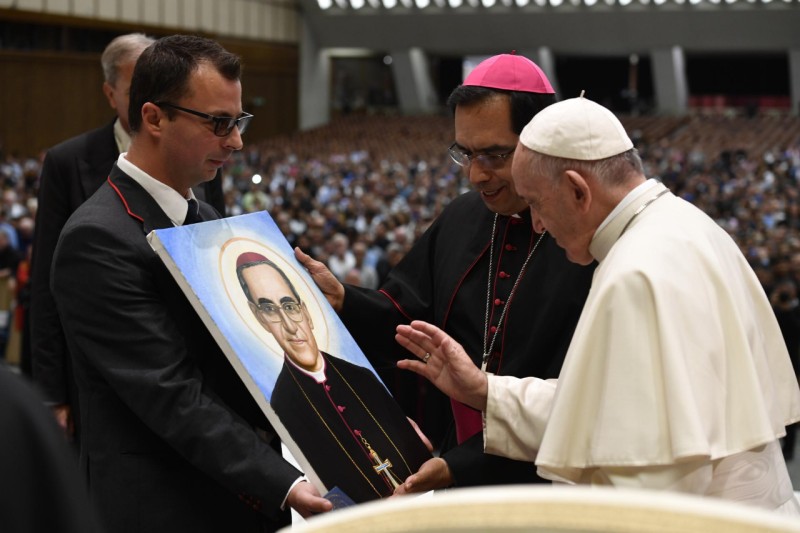 Paus Franciscus zegent een portret van de heilige Oscar Romero