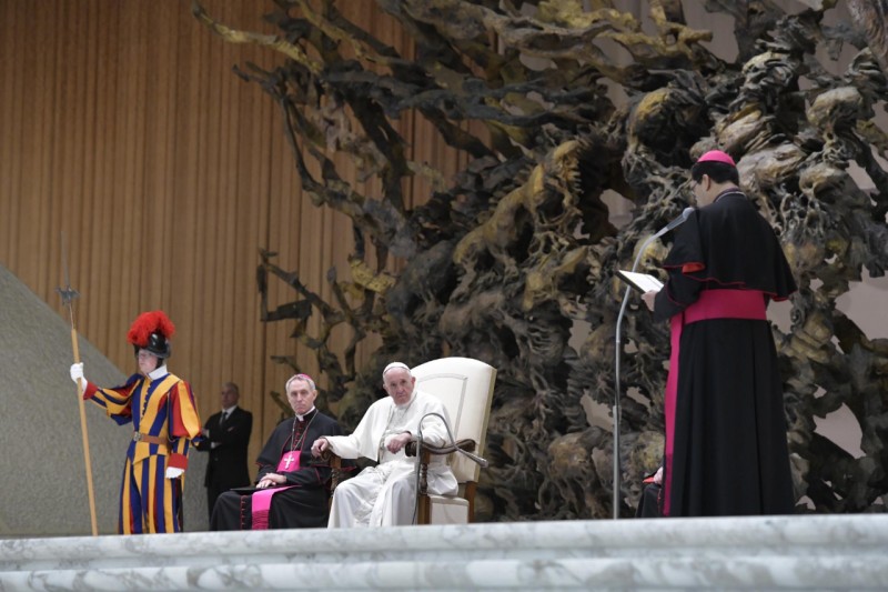 Paus Franciscus ontmoet Jose Luis Escobar Alas en 5000 Salvadoraanse pelgrims