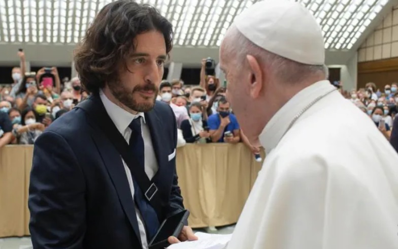 Jonathan Roumie bij paus Franciscus