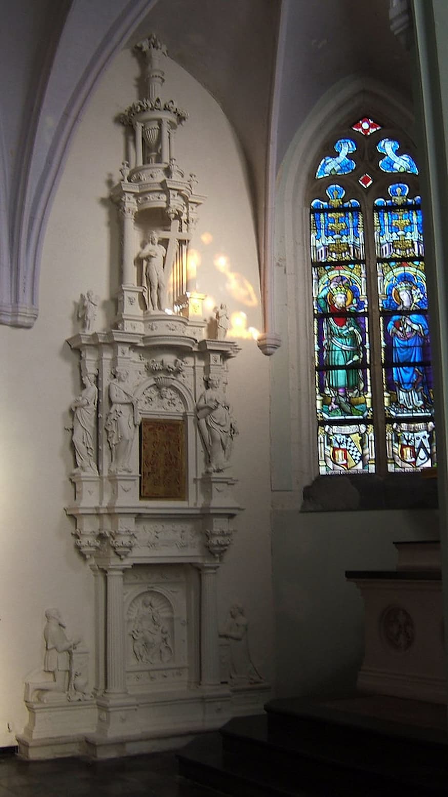 Sacramentstoren ontworpen door Cornelis Floris de Vriendt in de Sint-Catharinakerk in Zuurbemde