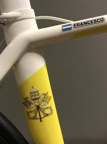 De gepersonaliseerde fiets voor paus Franciscus