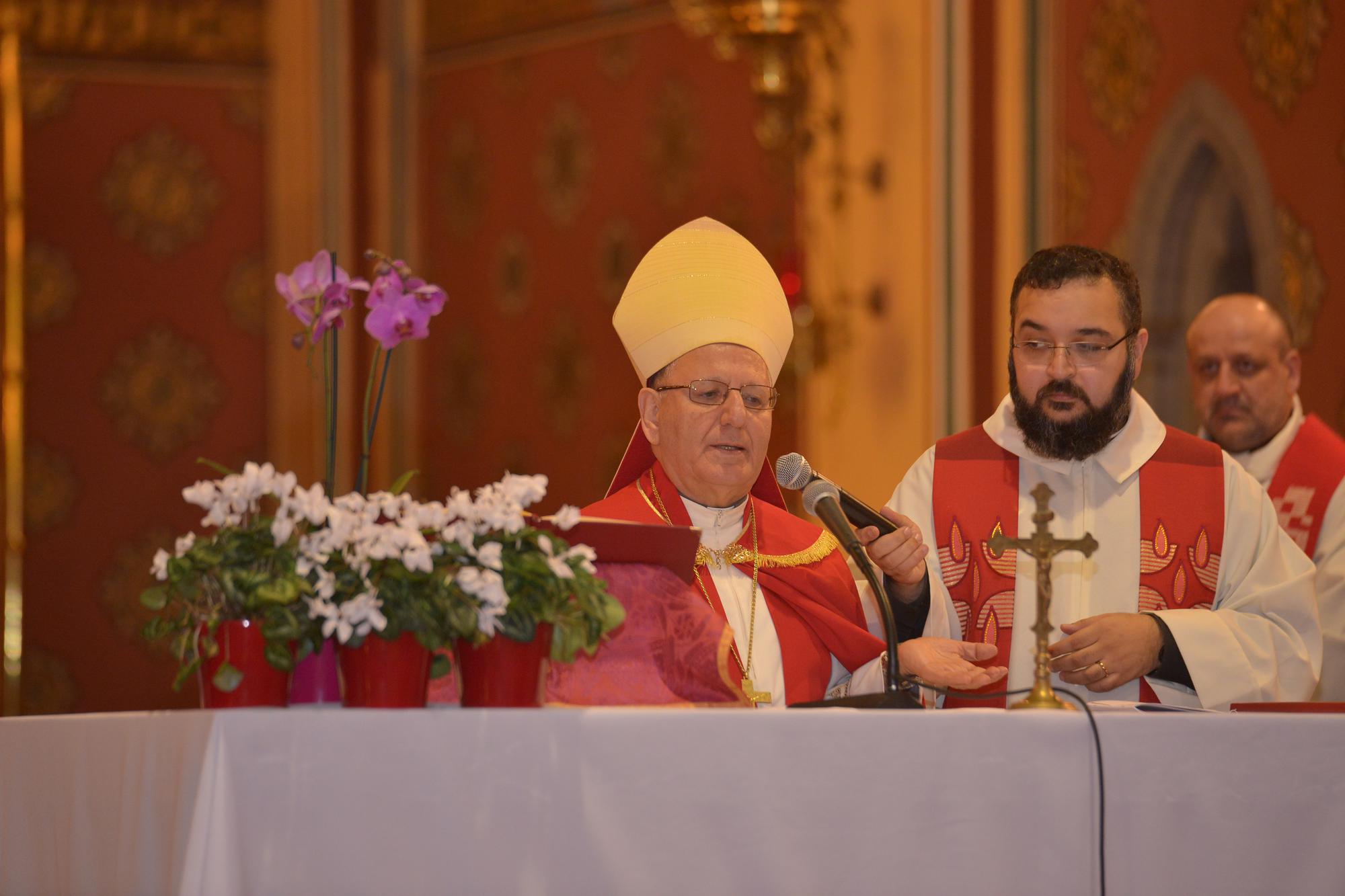 Patriarch Louis Sako achter het altaar samen met pater Paulus Sati