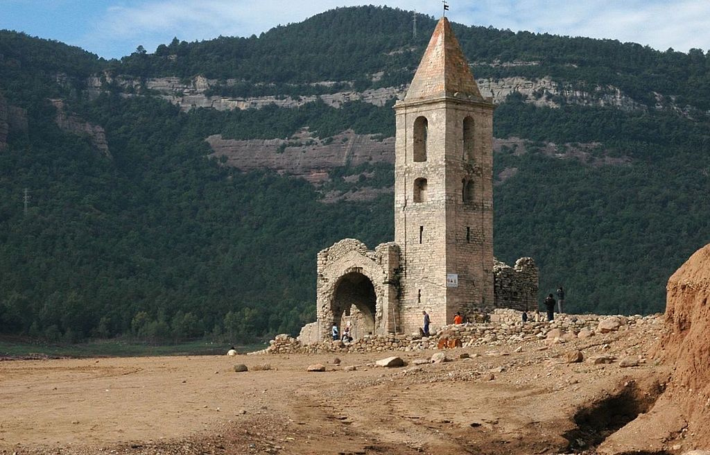 Het Romaanse kerkje in de gemeente Vilanova de Sau (Catalonië)