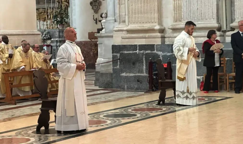 Alfio Caruso (links), naast een tweede priester die begin oktober werd gewijd.