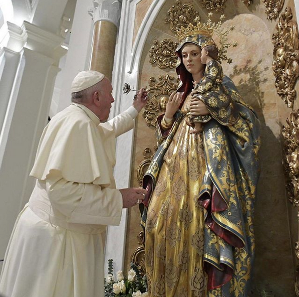 Paus Franciscus met Mariabeeld