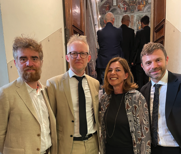 Van Reybrouck ontmoette verschillende collega-schrijvers, zoals Paolo Cognetti (links) en Paolo Giordano (rechts). De dame op de foto werkt voor de protocoldienst van het Vaticaan.