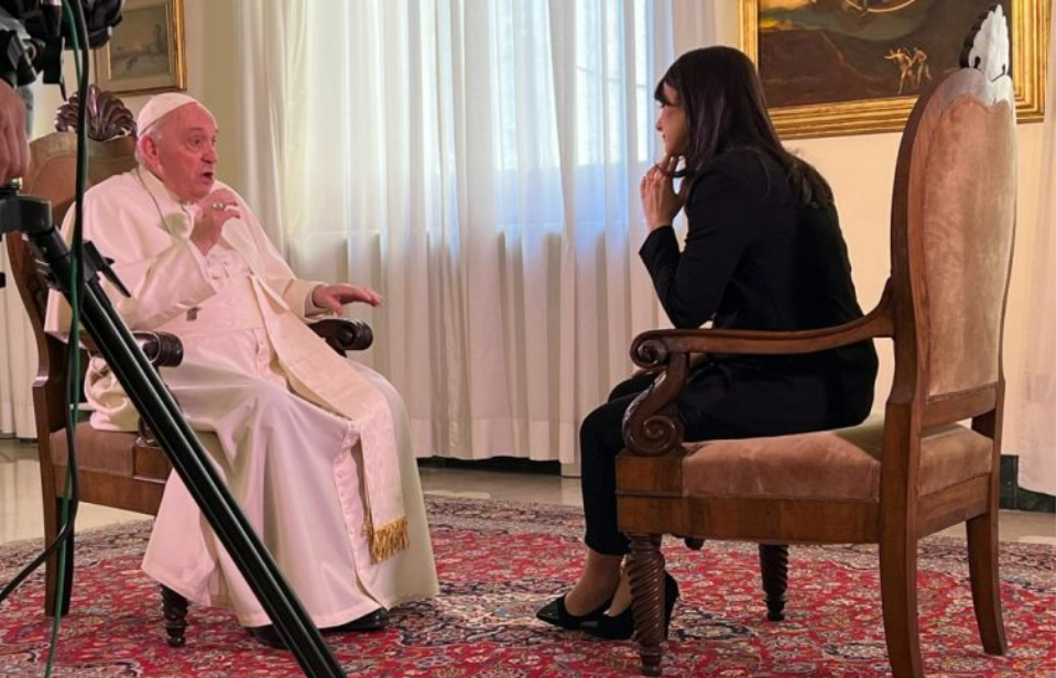 Paus Franciscus in gesprek met Lorena Bianchetti