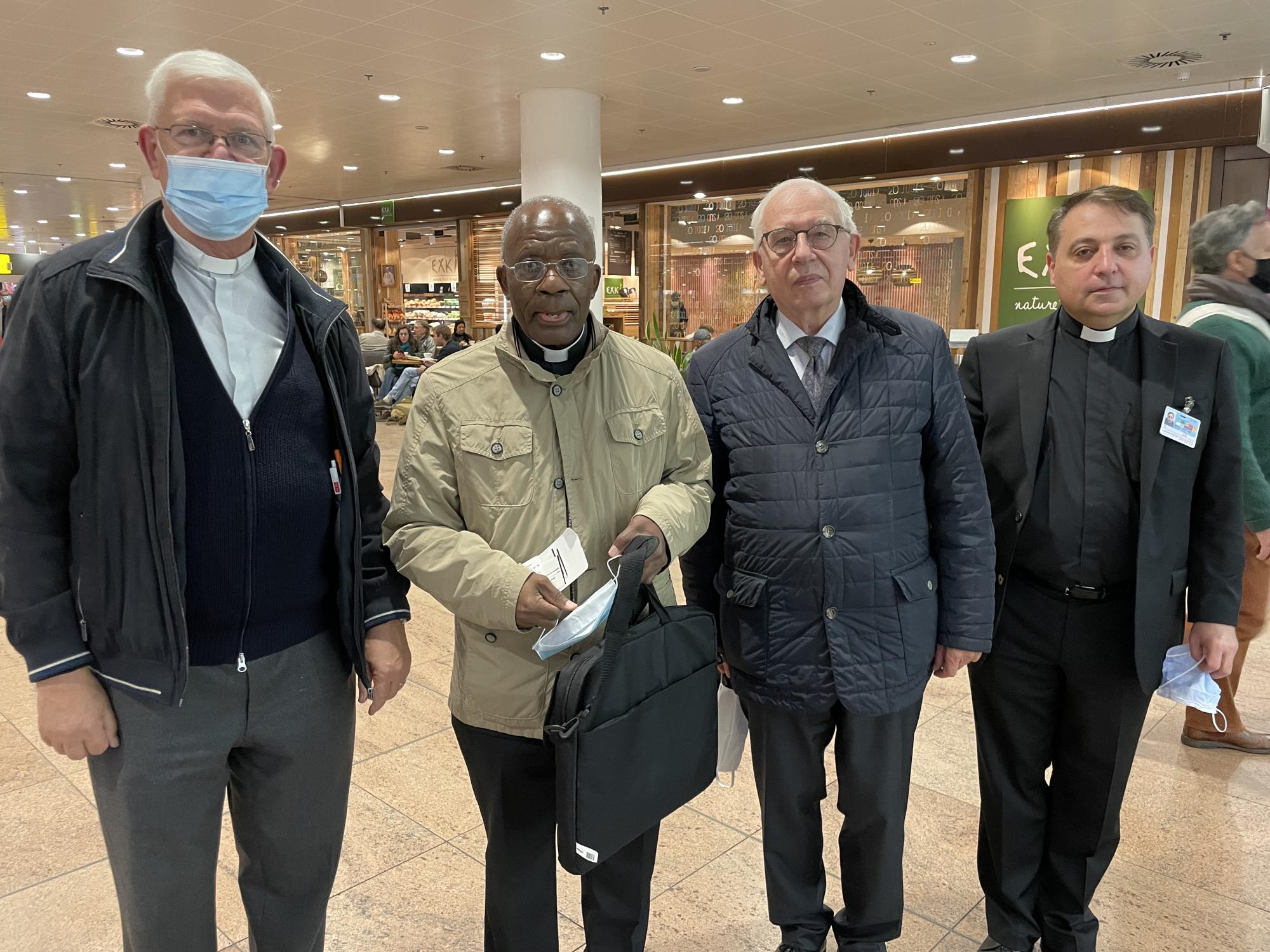 Tommy Scholtes, mgr. Augustine Kaujja, mgr. Etienne Quintiens en burgerluchtvaartaalmoezenier Michel Gaillard