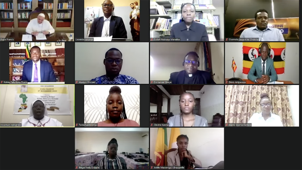 Screenshot van de videoconferentie 'Building bridges across Africa' van de paus met Afrikaanse studenten