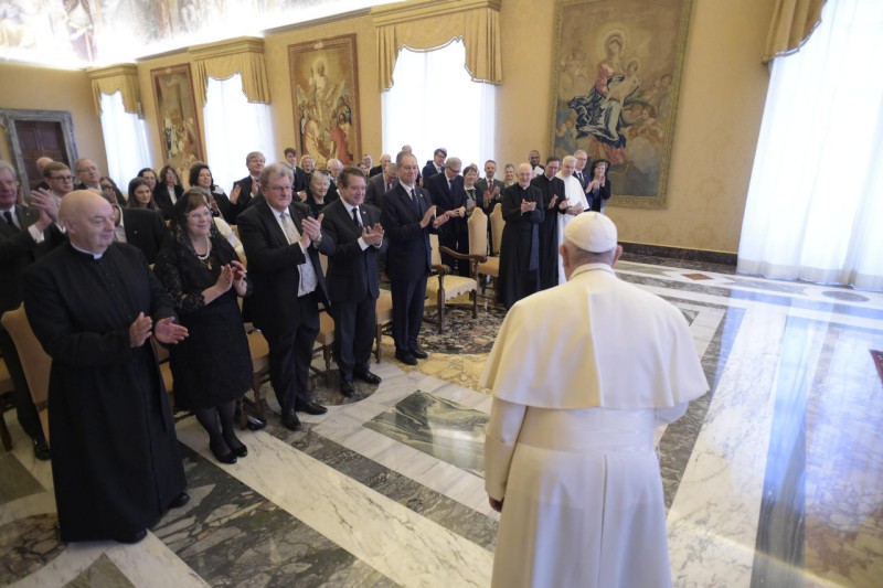 Paus Franciscus ontvangt leden van Pro Petri Sede