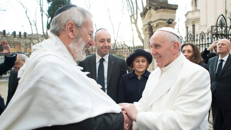 Paus Franciscus met de operrabbijn van Rome