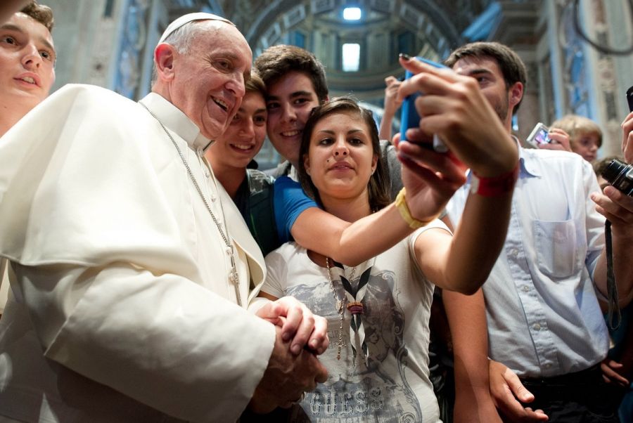 Ook paus Franciscus is inmiddels vertrouwd met de selfie