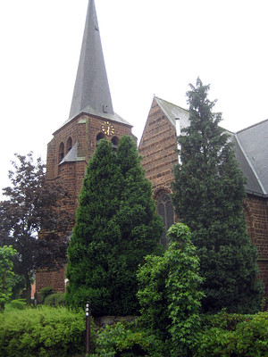 De Sint-Pieterskerk in Testelt waarvan de glas-in-loodramen worden gerestaureerd