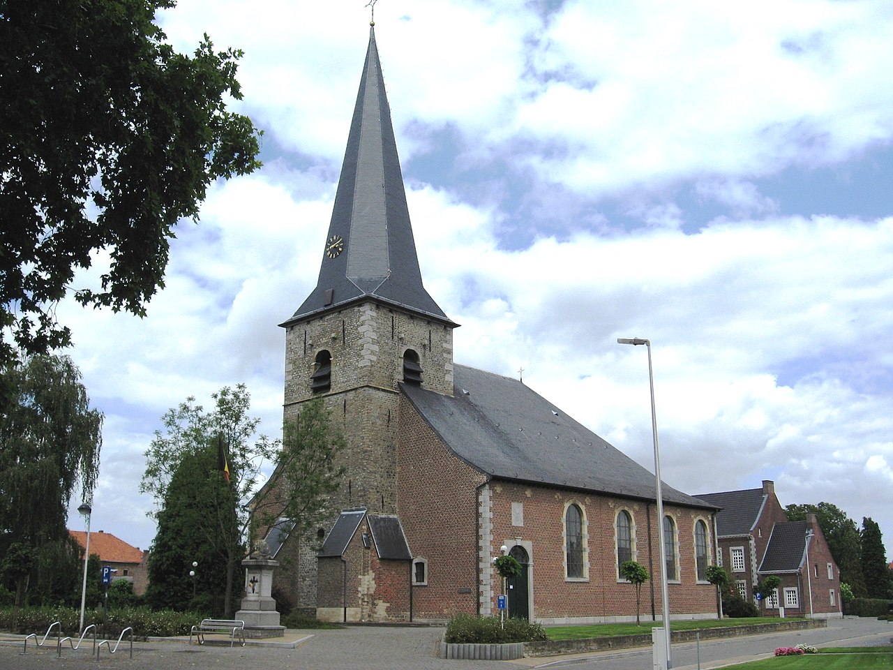 De Sint-Vedastuskerk in Hoepertingen