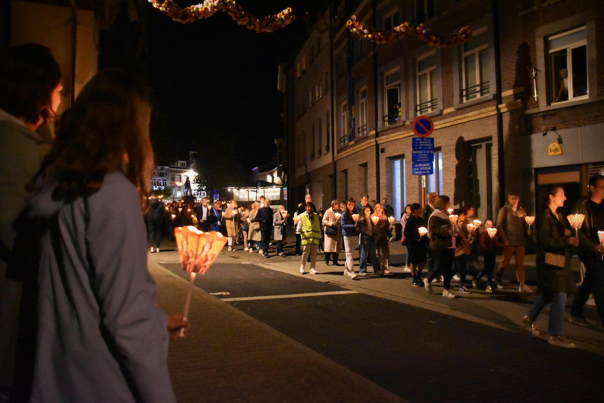 De 19de editie van de Kroningsfeesten werd afgesloten met een lichtprocessie. 