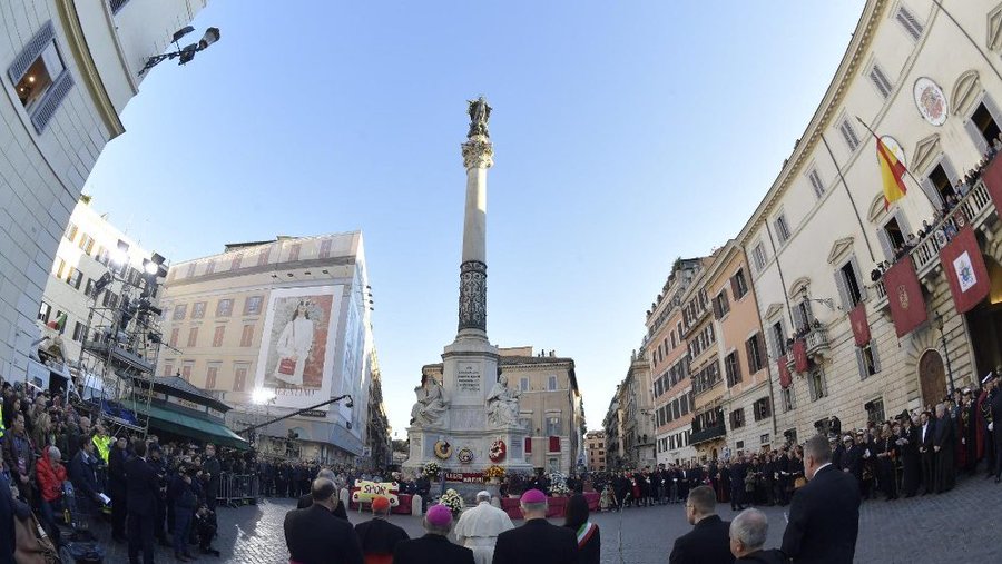 Paus Franciscus bij de Mariazuil op de Piazza di Spagna