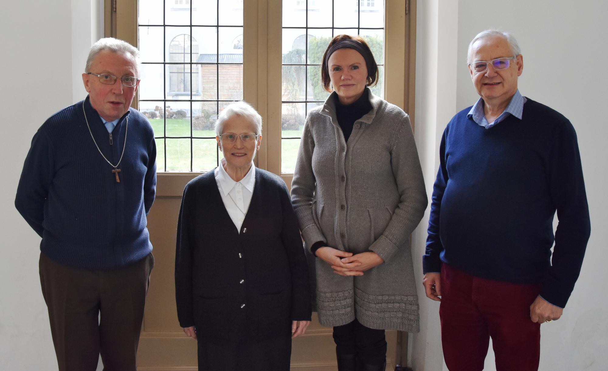 Van L naar R: Pater Piet, zr. Martina, Marleen Dullers en Jos Kuppers.