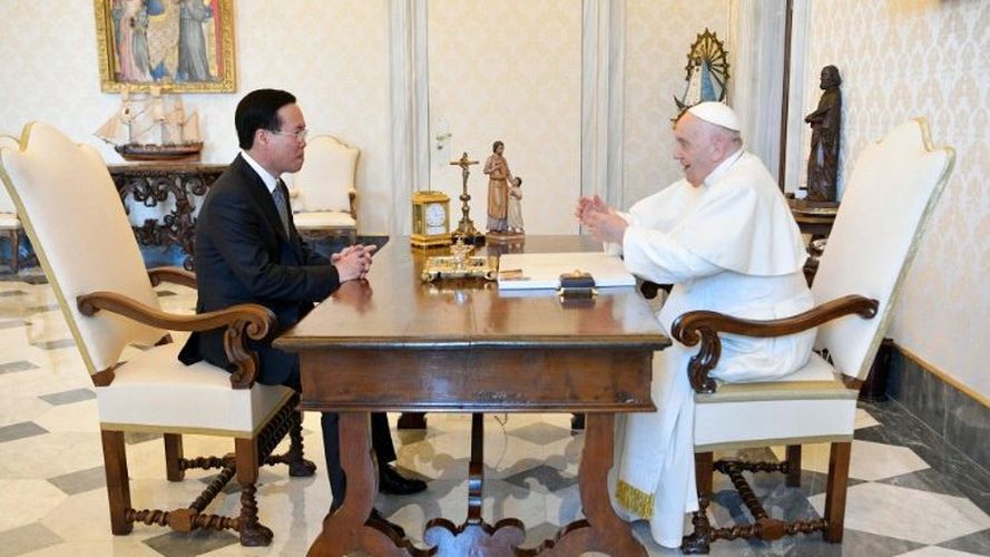 De Vietnamese president Vo Van Thuong tijdens zijn ontmoeting met paus Franciscus