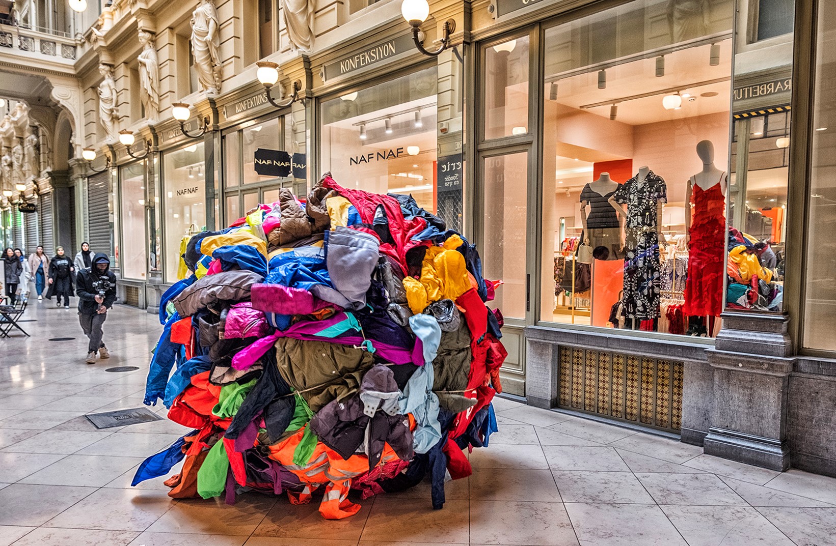 De reusachtige bal gemaakt van kleren