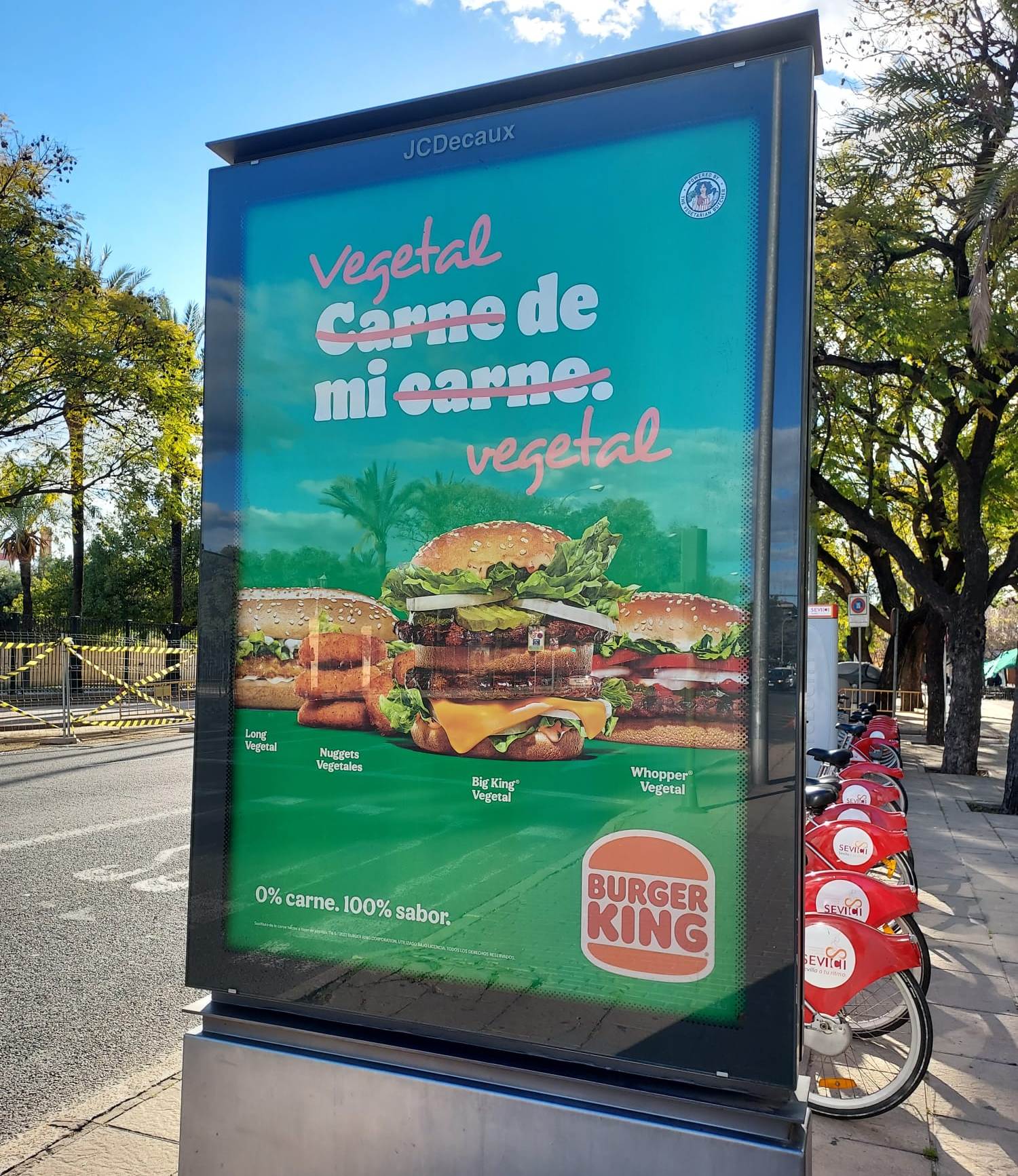 Een van de reclameborden voor de vegatarische hamburgers