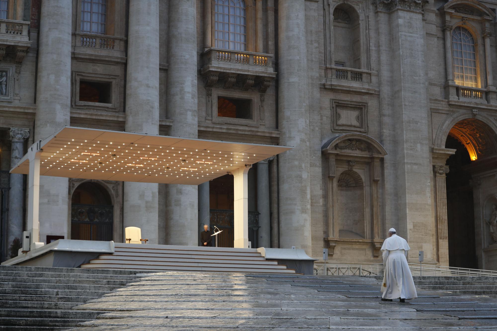 Paus Franciscus tijdens de bijzondere Urbi et Orbi-zegen vrijdagavond 27 maart