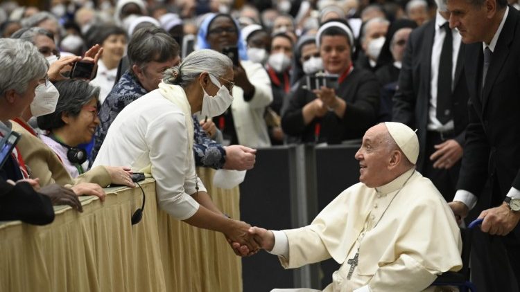 Franciscus (in rolsteol) tijdens de ontmoeting met hogere oversten van vrouwelijke religieuzen