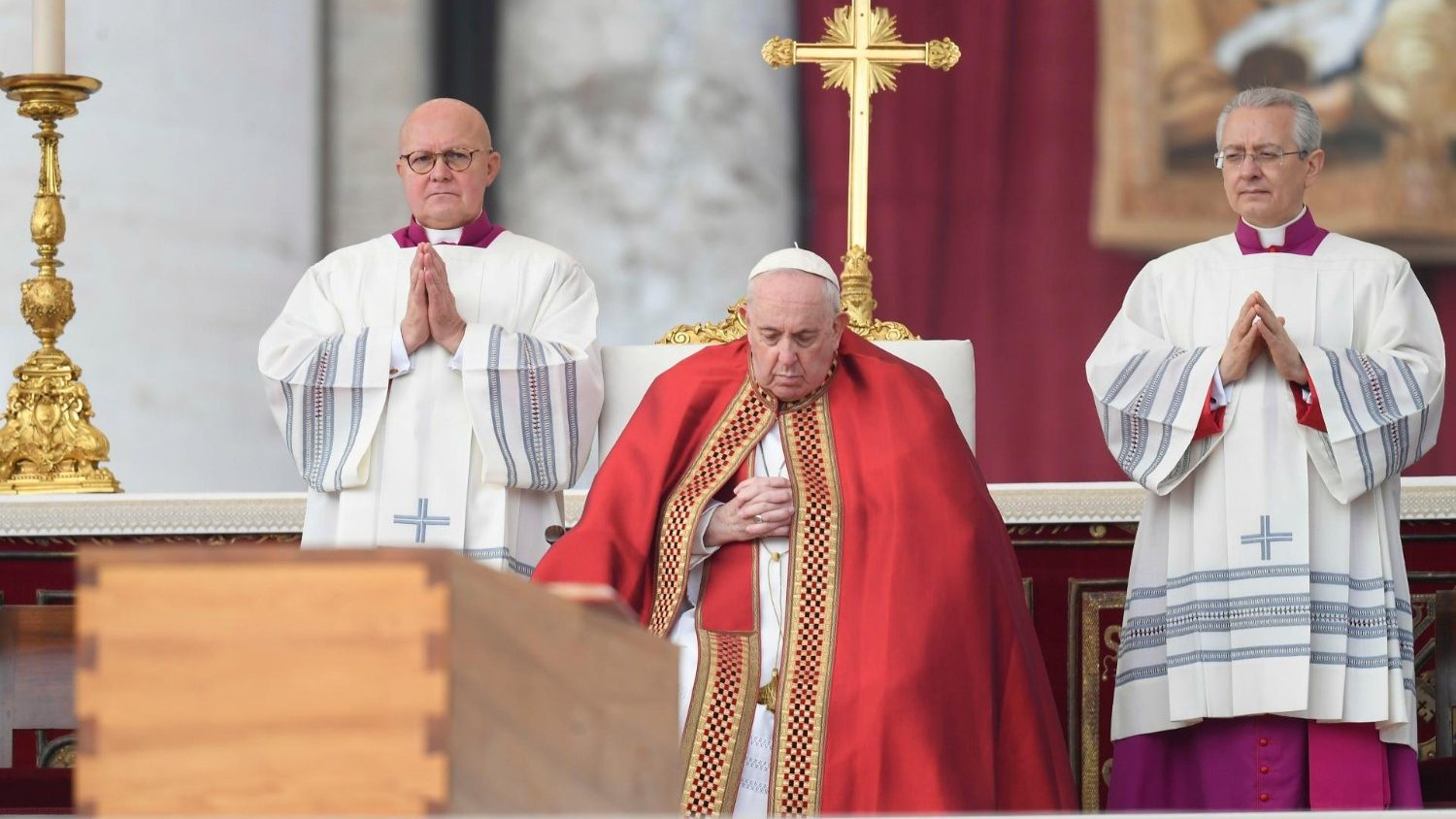 Paus Franciscus tijdens de uitvaart van de emeritus paus