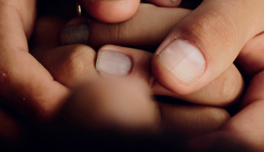 Detail uit de cover van 'Uw hand in mijn hand - Pastorale zorg bij het levenseinde'