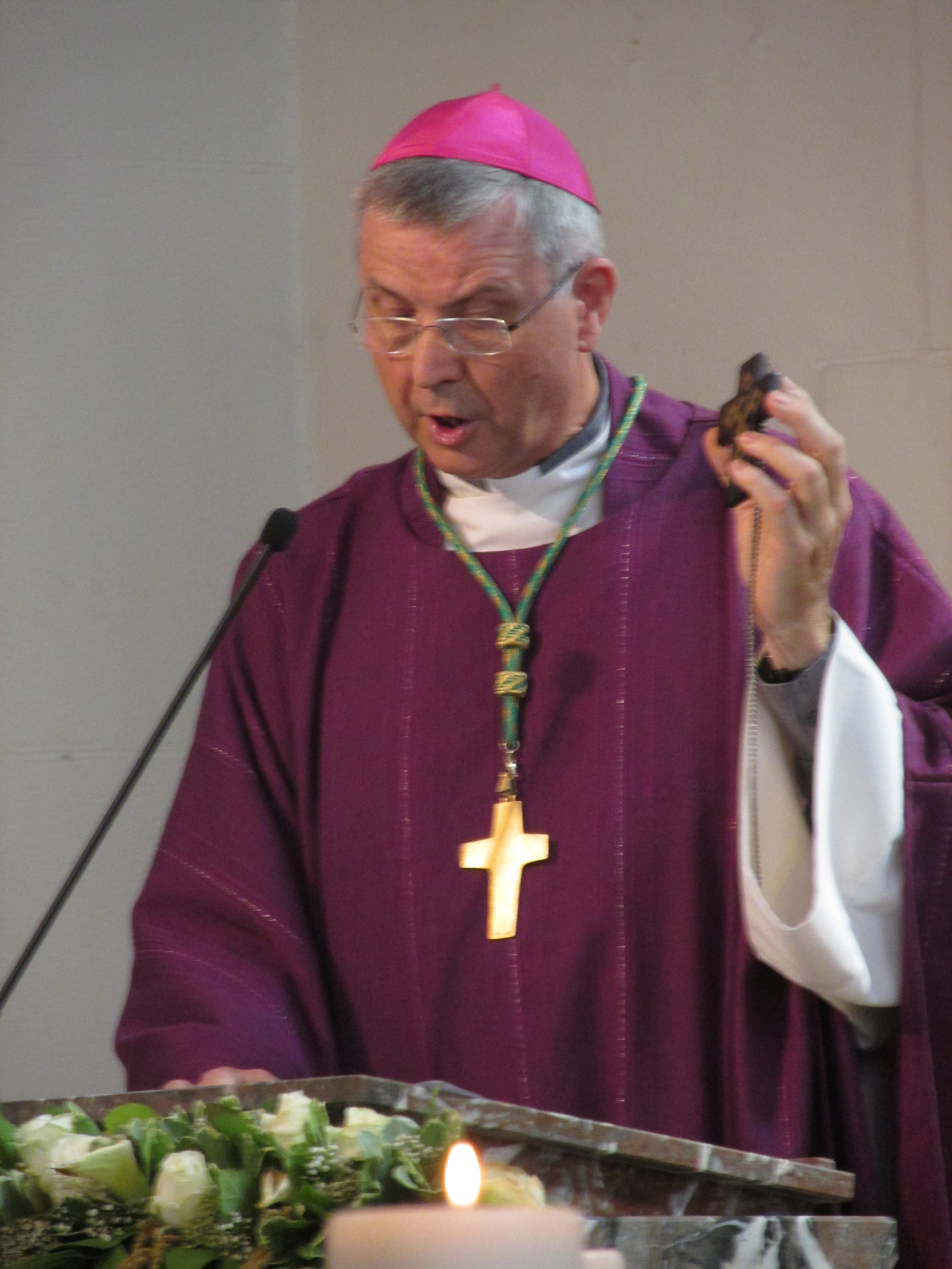 Mgr. Bonny met het borstkruis van Jan Van Cauwelaert © Benoit Lannoo