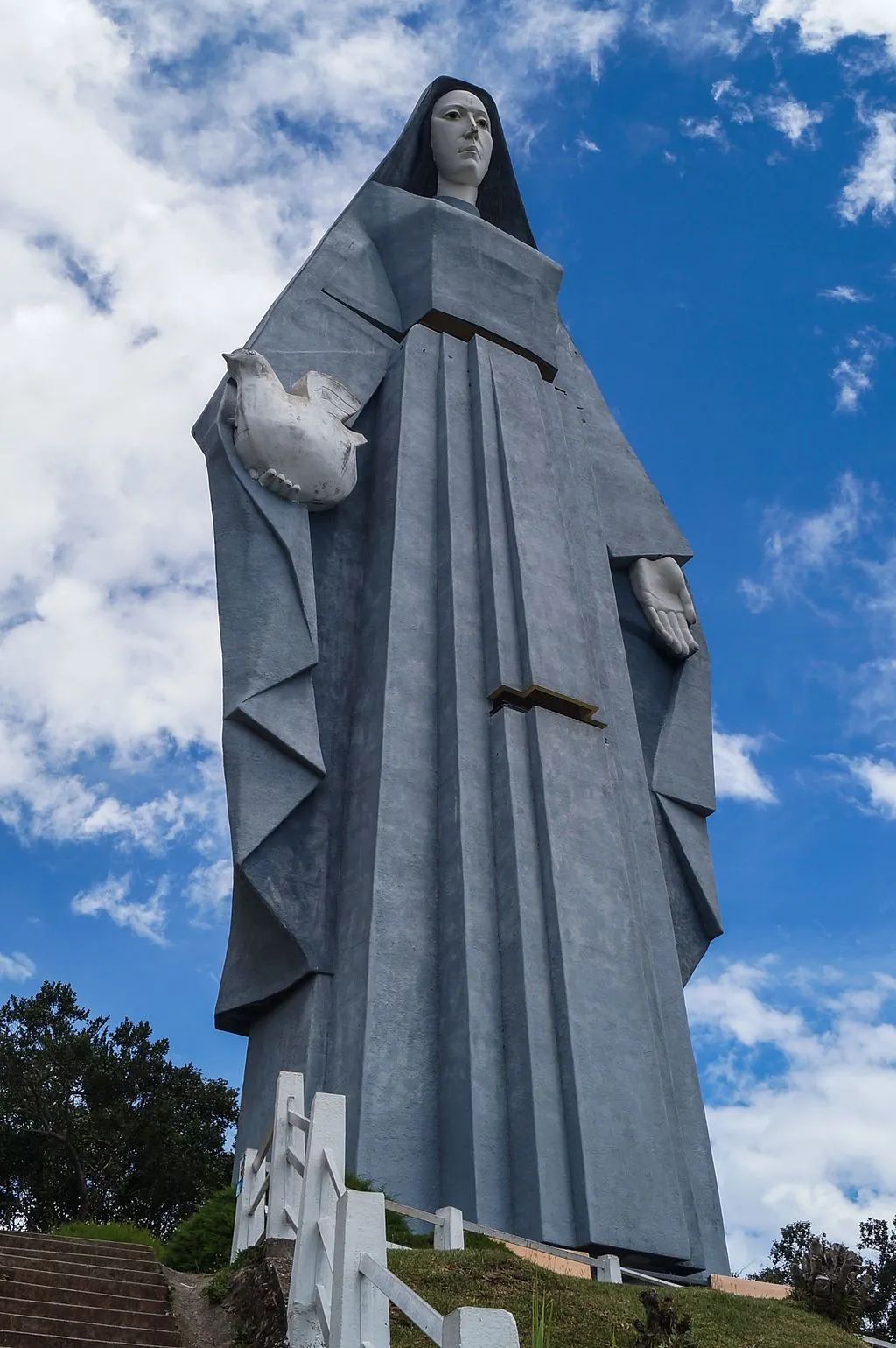 Het monument van de Virgen de le Paz is 50 meter hoog