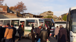 Ouderen, vrouwen en kinderen keren met bussen vanuit Jerevan terug naar Stepanakert