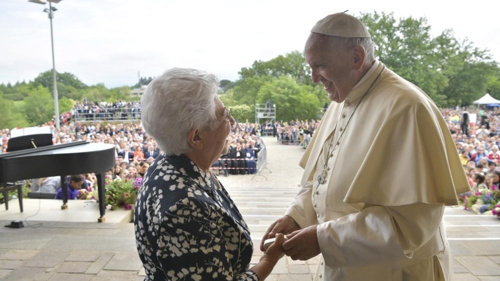 Paus Franciscus wordt begroet door Maria Voce