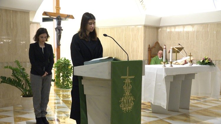 Vrouwelijke lectoren in een eucharistieviering met paus Franciscus in de kapel van het Santa Martahuis