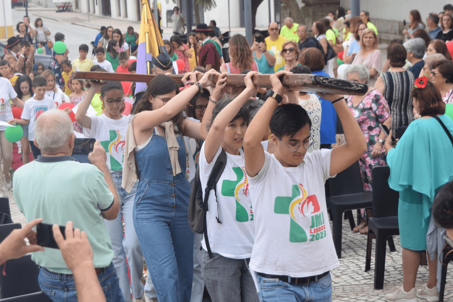 Portugese jongeren met het kruis van de Wereldjongerendagen