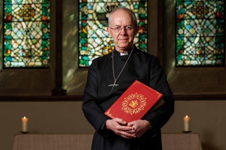 Aartsbisschop Justin Welby met de Bijbel voor de kroning van koning Charles III