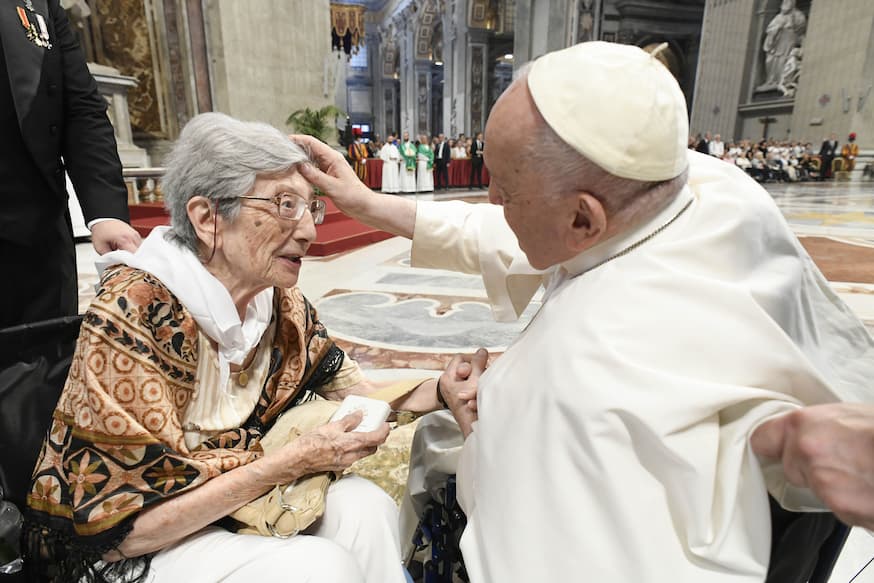 Paus Franciscus zegent een vrouw in de Sint-Pietersbasiliek op 23 juli 2023 ter gelegenheid van de derde Werelddag voor Grootouders en Ouderen