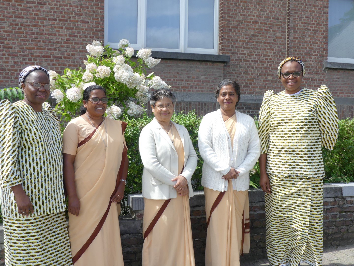 1.	Het nieuwe Algemeen Bestuur: van links naar rechts: zr. Angélique, zr. Suman, zr. Lucy Jacob, algemeen overste, zr. Mary Joseph en zr. Béatrice