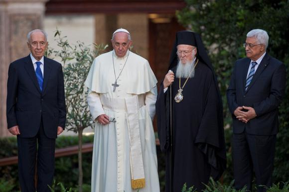 Paus Franciscus met de Israëlische en Palestijnse president