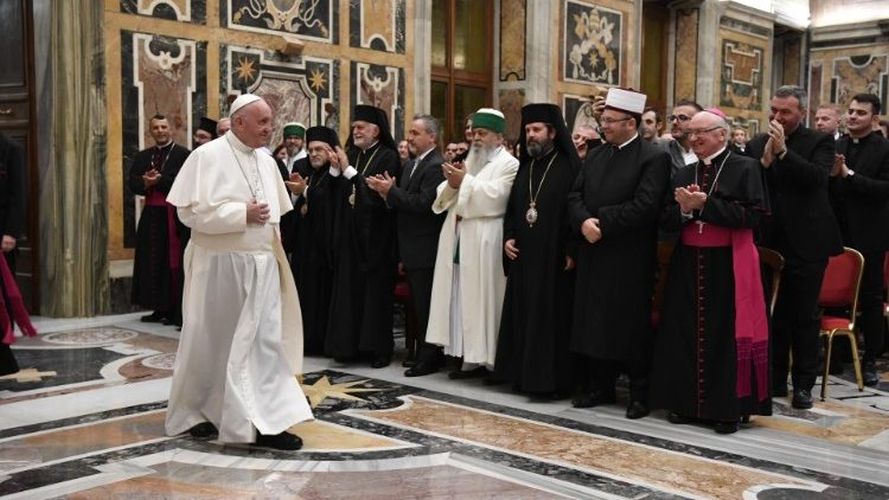 Paus Franciscus in 2018, tijdens een ontmoeting met een delegatie uit Albanië