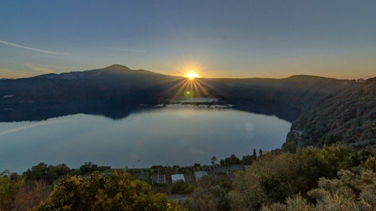 Het uitzicht vanuit de zomerresidentie op het Albanomeer