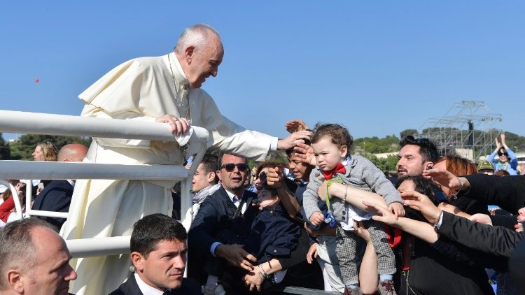 Paus Franciscus groet de gelovigen in Alessano