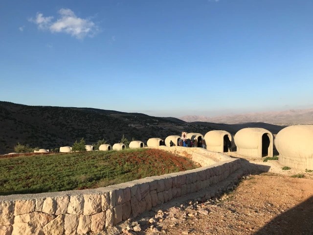 Rozenkrans van 600 meter in de Bekaavallei in Libanon. De parels van de rozenkrans worden gevormd door kapellen.